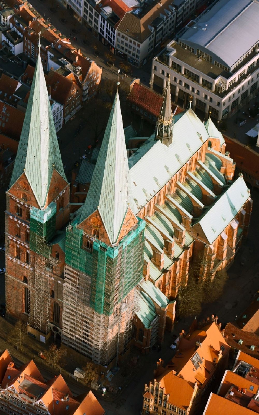 Lübeck aus der Vogelperspektive: Kirchengebäude der Marienkirche in Lübeck im Bundesland Schleswig-Holstein, Deutschland