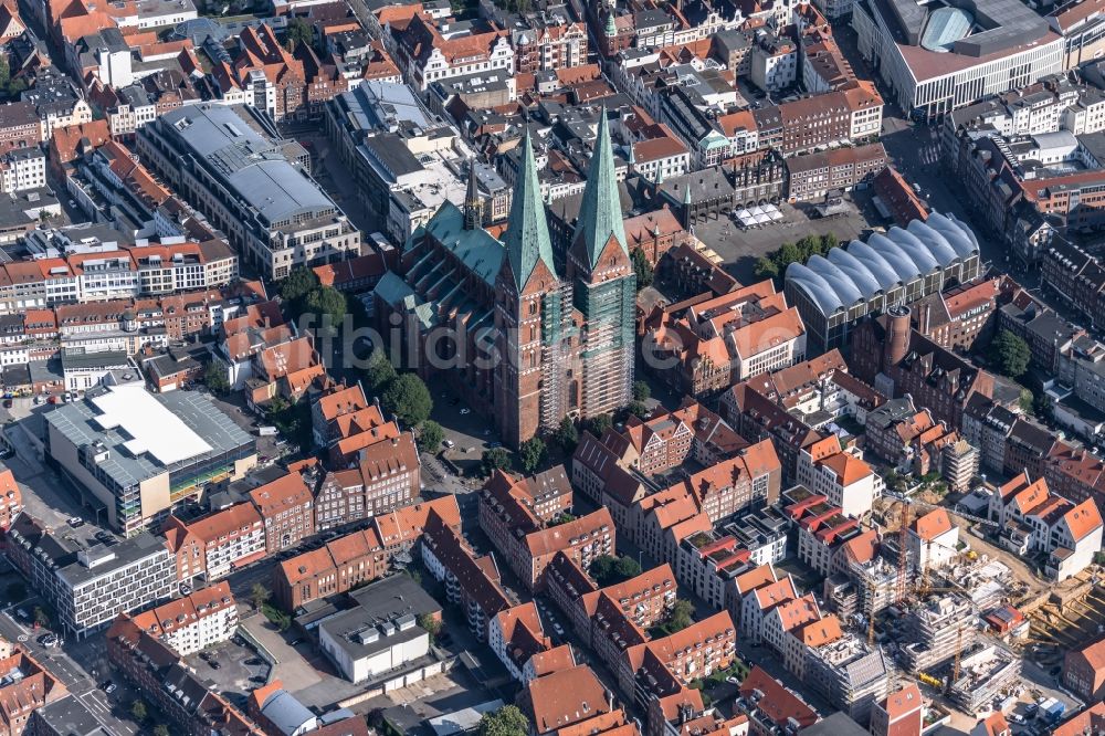 Luftbild Lübeck - Kirchengebäude der Marienkirche am Marienkirchhof im Altstadt- Zentrum in Lübeck im Bundesland Schleswig-Holstein