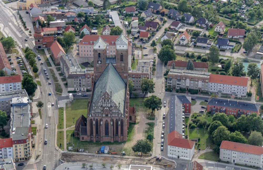 Prenzlau von oben - Kirchengebäude der Marienkirche in Prenzlau im Bundesland Brandenburg