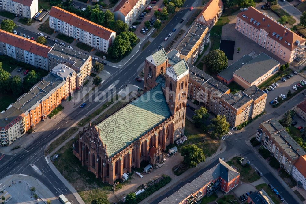 Prenzlau von oben - Kirchengebäude der Marienkirche in Prenzlau im Bundesland Brandenburg, Deutschland