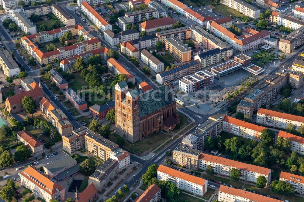 Prenzlau aus der Vogelperspektive: Kirchengebäude der Marienkirche in Prenzlau im Bundesland Brandenburg, Deutschland