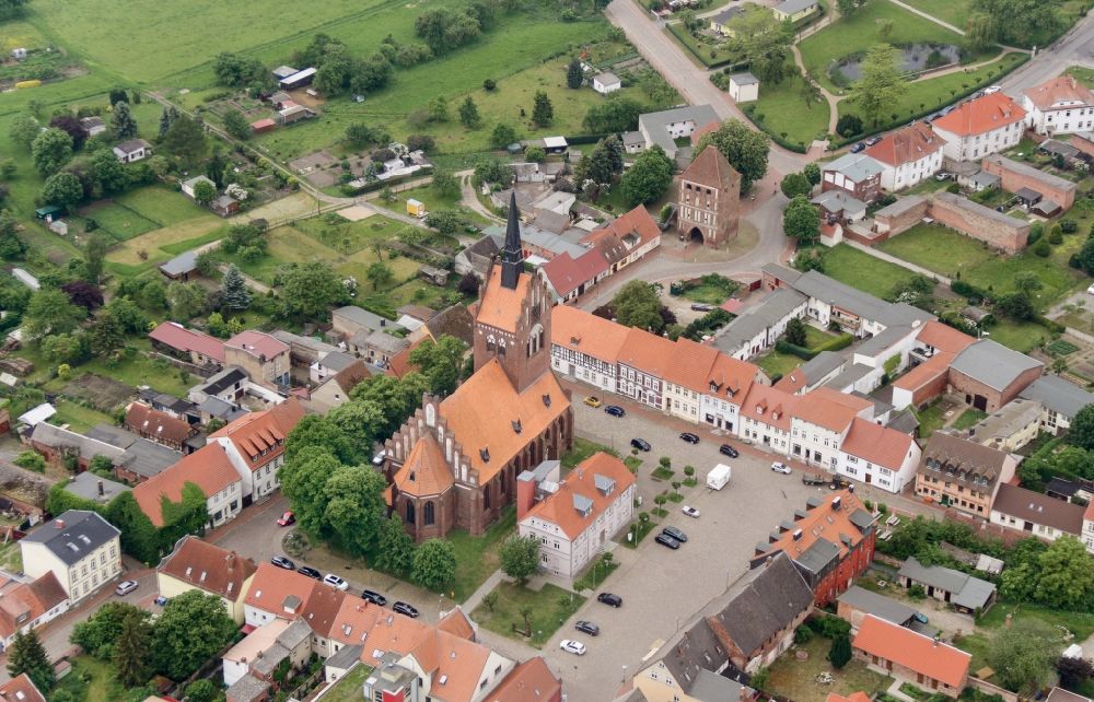 Luftaufnahme Usedom - Kirchengebäude der Marienkirche in Usedom im Bundesland Mecklenburg-Vorpommern, Deutschland