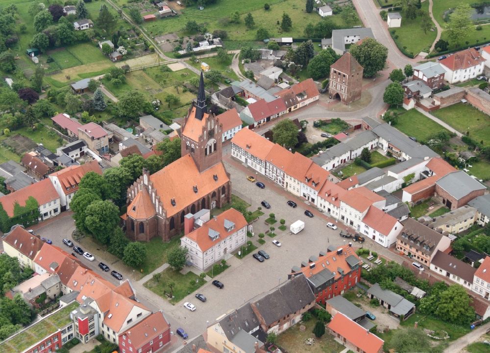 Usedom von oben - Kirchengebäude der Marienkirche in Usedom im Bundesland Mecklenburg-Vorpommern, Deutschland