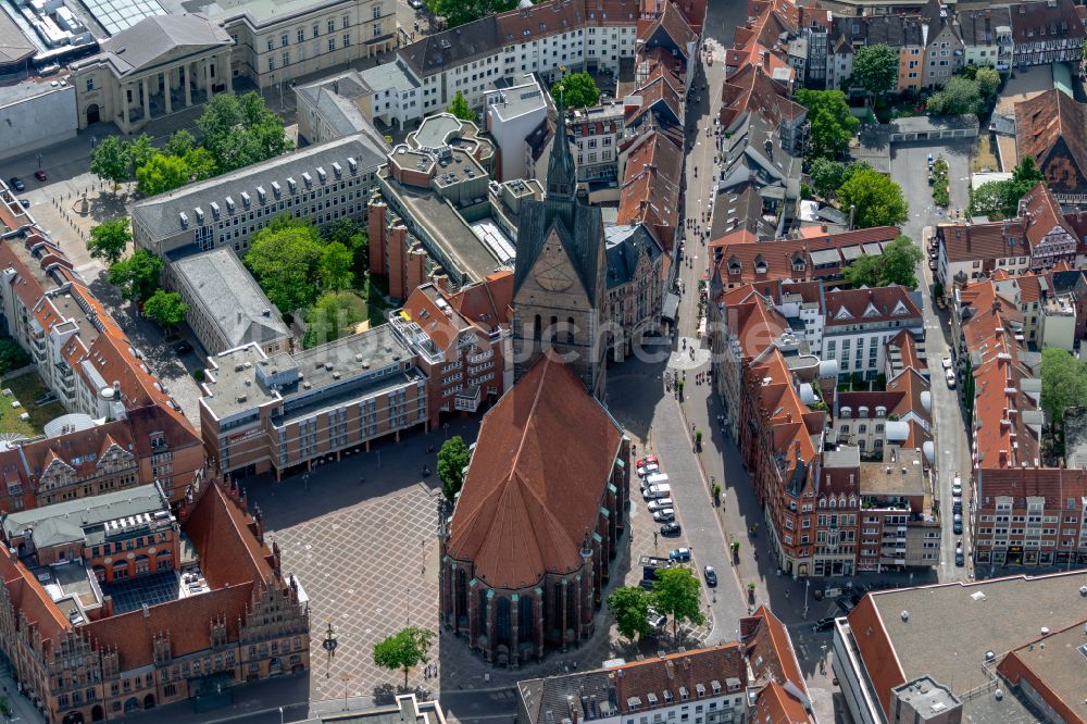 Hannover von oben - Kirchengebäude der Marktkirche am Hanns-Lilje-Platz in Hannover im Bundesland Niedersachsen