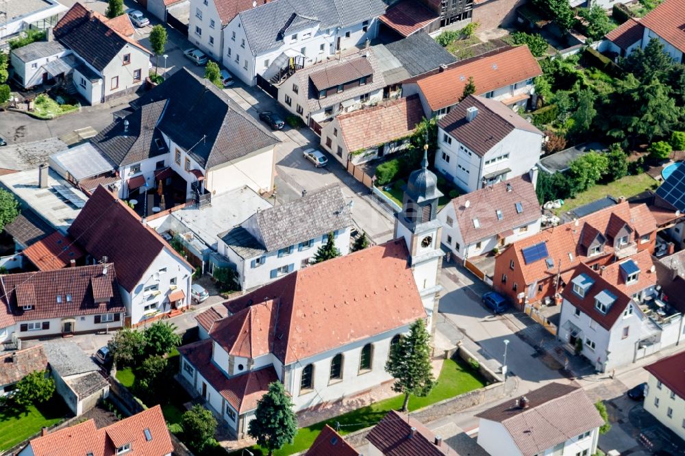 Luftbild Landau in der Pfalz - Kirchengebäude von St. Martin in der Dorfmitte im Ortsteil Mörlheim in Landau in der Pfalz im Bundesland Rheinland-Pfalz, Deutschland