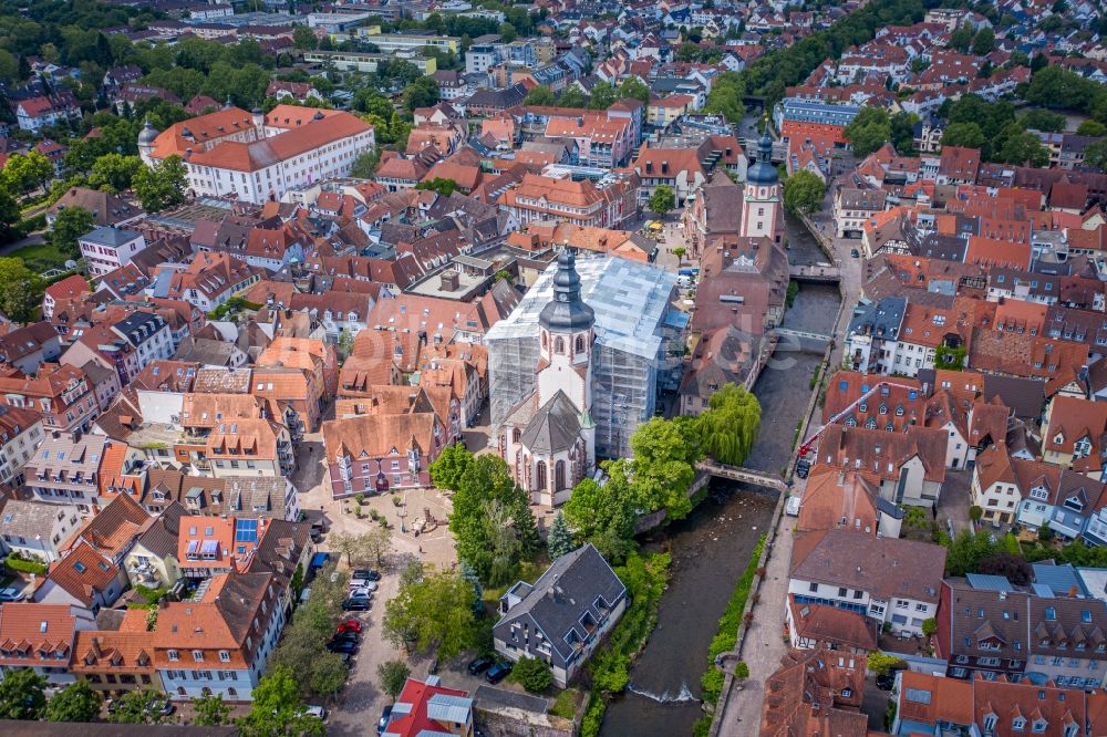 Luftaufnahme Ettlingen - Kirchengebäude der St. Martin Kirche in der Altstadt in Ettlingen im Bundesland Baden-Württemberg, Deutschland