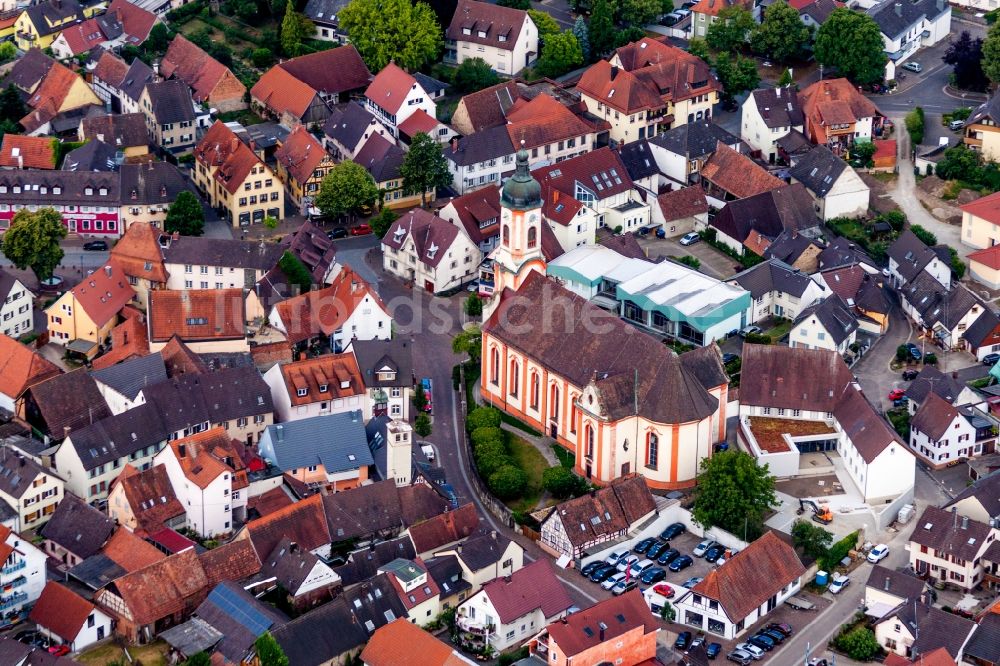 Luftaufnahme Riegel am Kaiserstuhl - Kirchengebäude der St. Martin Kirche im Altstadt- Zentrum in Riegel am Kaiserstuhl im Bundesland Baden-Württemberg, Deutschland