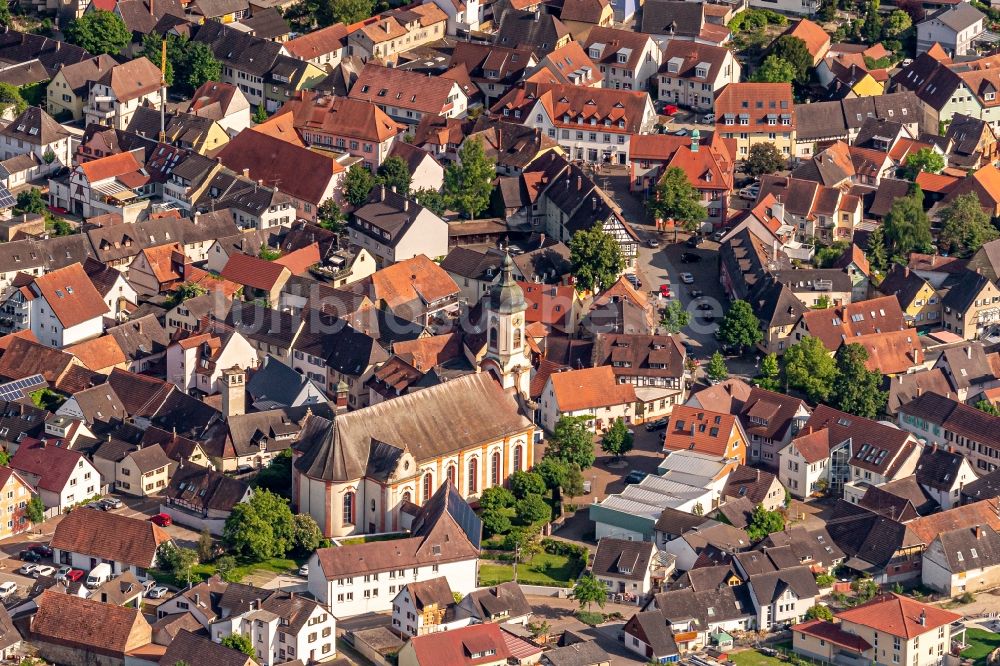 Luftbild Riegel am Kaiserstuhl - Kirchengebäude der St. Martin Kirche im Altstadt- Zentrum in Riegel am Kaiserstuhl im Bundesland Baden-Württemberg, Deutschland