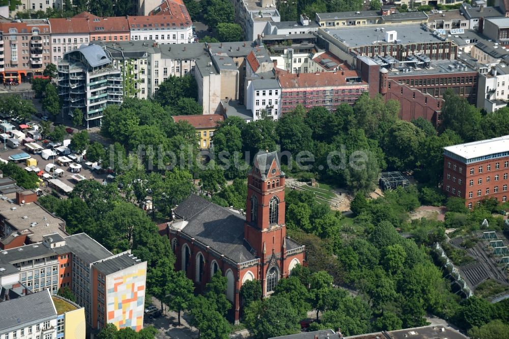 Berlin aus der Vogelperspektive: Kirchengebäude St. Matthias am Winterfeldtplatz in Berlin