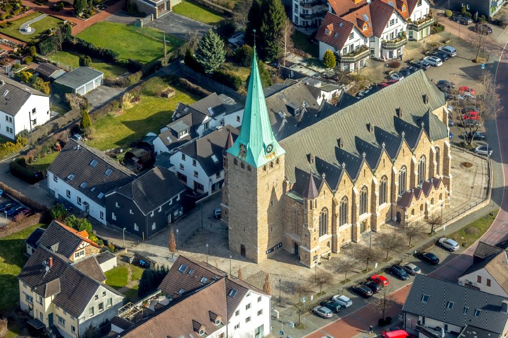 Luftaufnahme Hattingen - Kirchengebäude der St. Mauritius Kirche in Hattingen im Bundesland Nordrhein-Westfalen, Deutschland