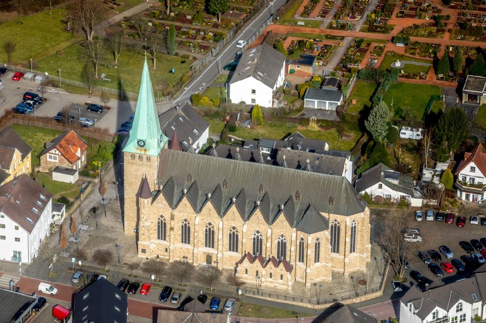 Hattingen von oben - Kirchengebäude der St. Mauritius Kirche in Hattingen im Bundesland Nordrhein-Westfalen, Deutschland