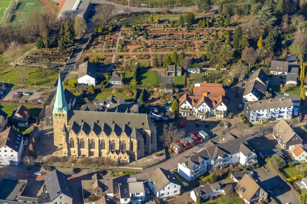 Luftaufnahme Hattingen - Kirchengebäude der St. Mauritius Kirche in Hattingen im Bundesland Nordrhein-Westfalen, Deutschland