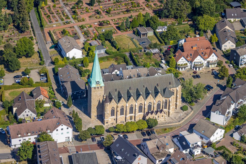 Hattingen von oben - Kirchengebäude der St. Mauritius Kirche in Hattingen im Bundesland Nordrhein-Westfalen, Deutschland