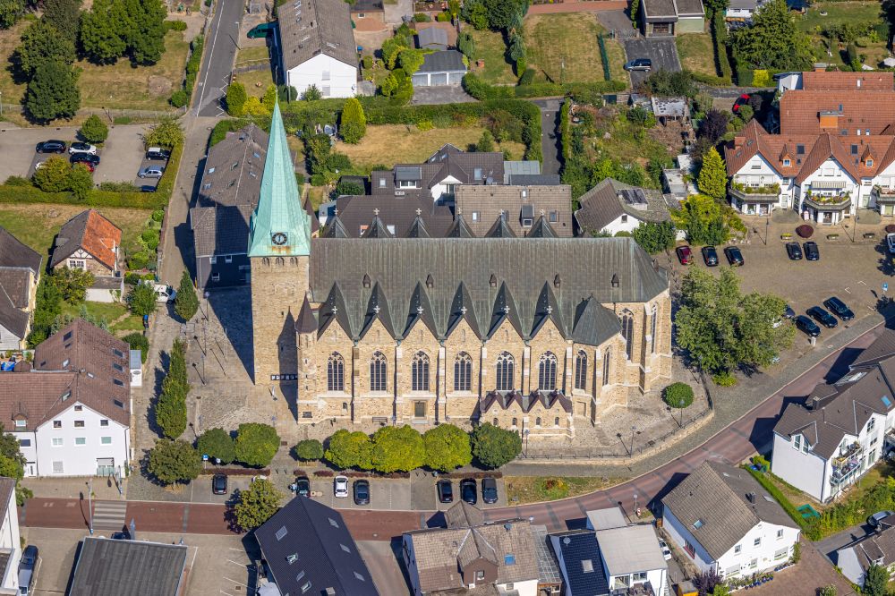 Hattingen aus der Vogelperspektive: Kirchengebäude der St. Mauritius Kirche in Hattingen im Bundesland Nordrhein-Westfalen, Deutschland