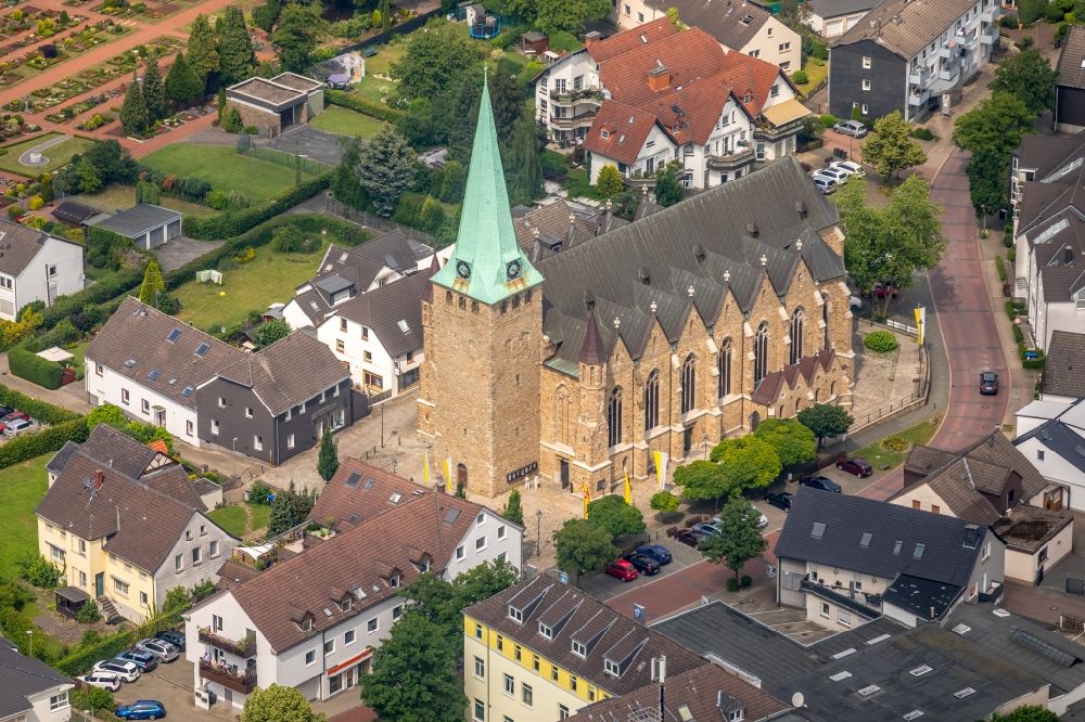 Luftaufnahme Niederwenigern - Kirchengebäude St. Mauritius Kirche in Niederwenigern im Bundesland Nordrhein-Westfalen, Deutschland