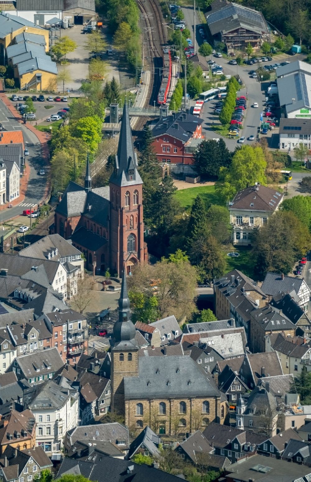 Velbert von oben - Kirchengebäude der St. Michael und die Alte Kirche in Velbert im Bundesland Nordrhein-Westfalen, Deutschland