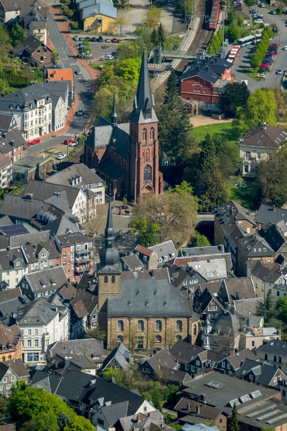 Velbert aus der Vogelperspektive: Kirchengebäude der St. Michael und die Alte Kirche in Velbert im Bundesland Nordrhein-Westfalen, Deutschland