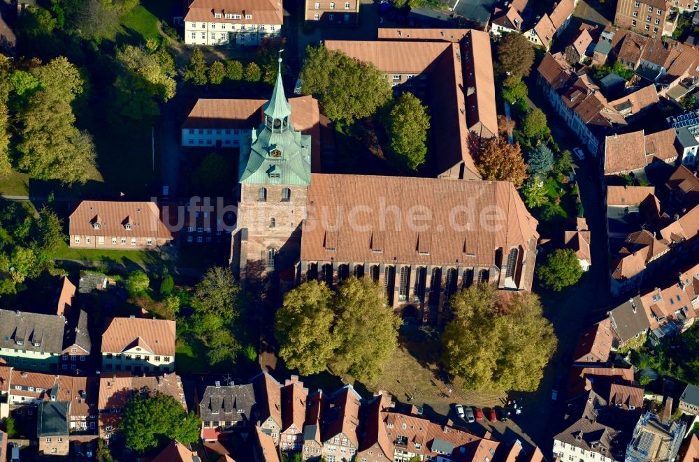 Luftbild Lüneburg - Kirchengebäude Michaeliskirche im Altstadt- Zentrum in Lüneburg im Bundesland Niedersachsen, Deutschland
