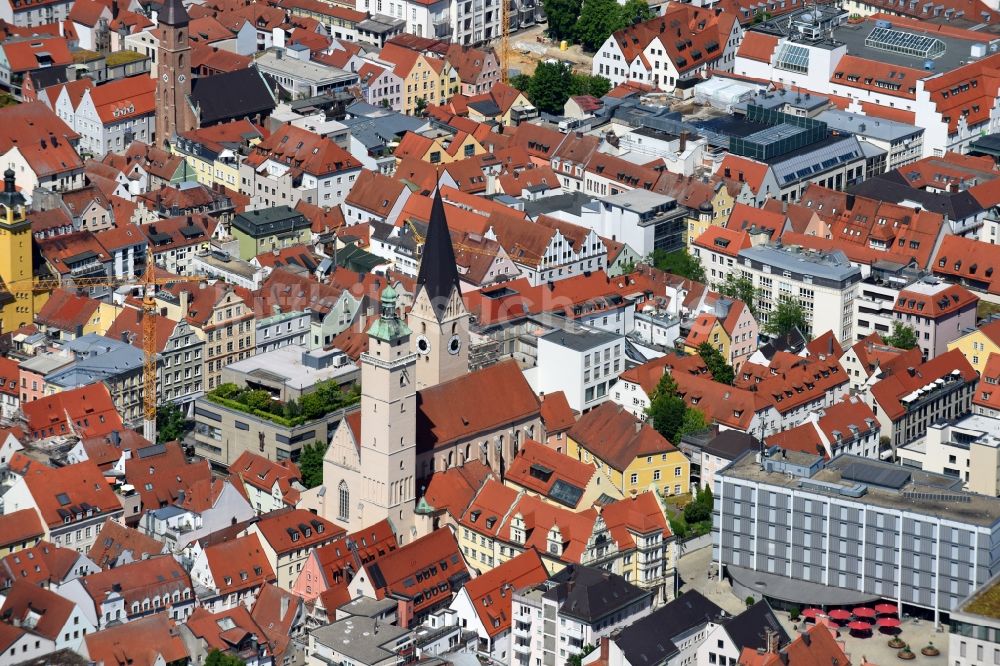 Ingolstadt von oben - Kirchengebäude St. Moritz an der Moritzstraße im Altstadt- Zentrum in Ingolstadt im Bundesland Bayern, Deutschland