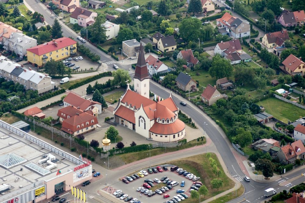 Luftbild Zgorzelec - Kirchengebäude der neuen katholische Kirche und Wohngebiet an der Straße Krancowa in Zgorzelecin Zgorzelec in Woiwodschaft Niederschlesien, Polen