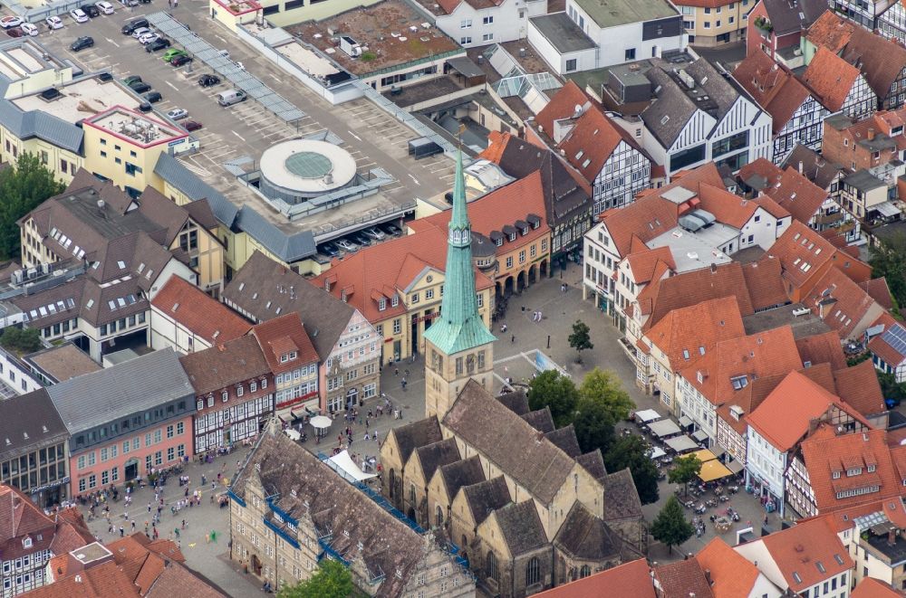 Hameln aus der Vogelperspektive: Kirchengebäude St. Nicolai im Altstadt- Zentrum in Hameln im Bundesland Niedersachsen, Deutschland