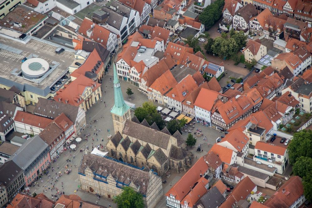 Luftbild Hameln - Kirchengebäude St. Nicolai im Altstadt- Zentrum in Hameln im Bundesland Niedersachsen, Deutschland