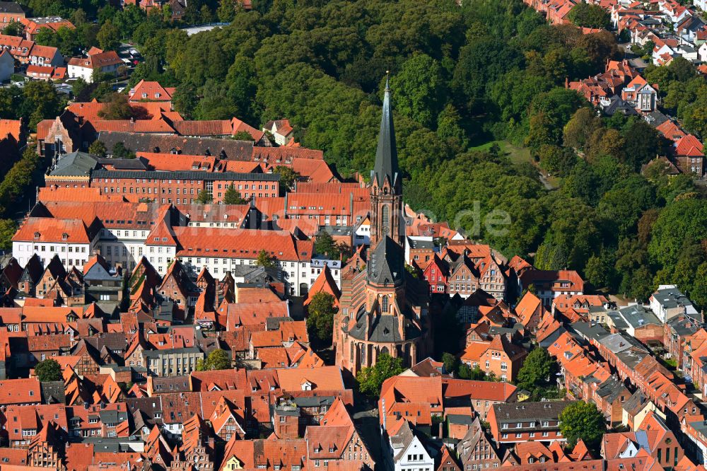 Lüneburg von oben - Kirchengebäude von St. Nicolai im Altstadt- Zentrum in Lüneburg im Bundesland Niedersachsen, Deutschland
