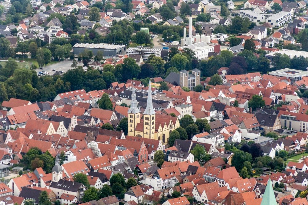 Luftaufnahme Lemgo - Kirchengebäude der St. Nicolai-Kirche in Lemgo im Bundesland Nordrhein-Westfalen, Deutschland