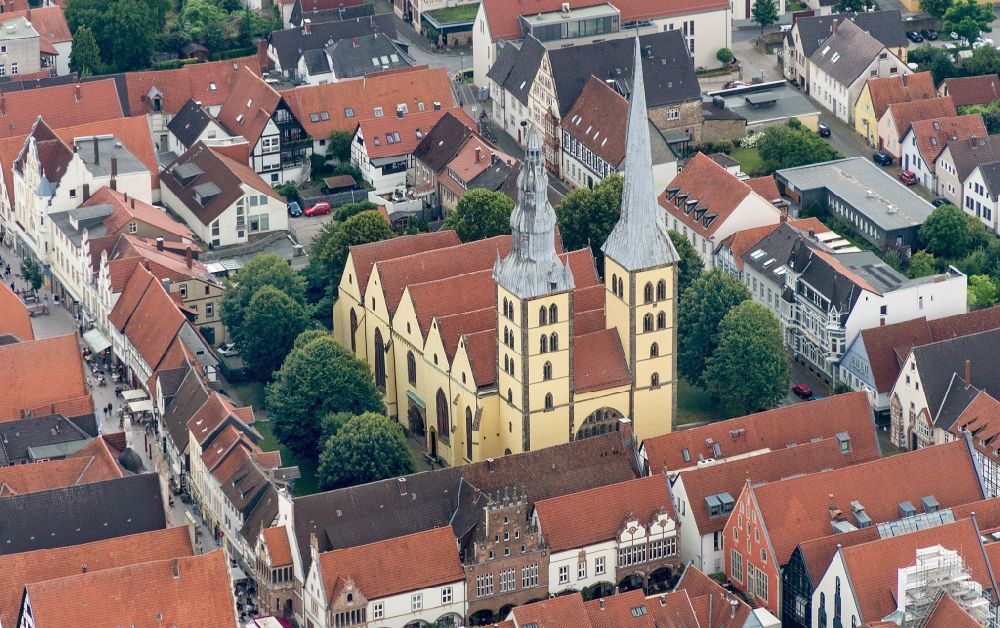 Lemgo von oben - Kirchengebäude der St. Nicolai-Kirche in Lemgo im Bundesland Nordrhein-Westfalen, Deutschland