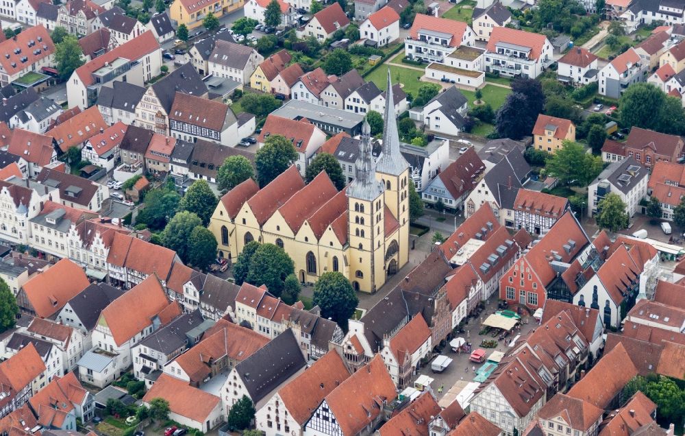 Lemgo aus der Vogelperspektive: Kirchengebäude der St. Nicolai-Kirche in Lemgo im Bundesland Nordrhein-Westfalen, Deutschland