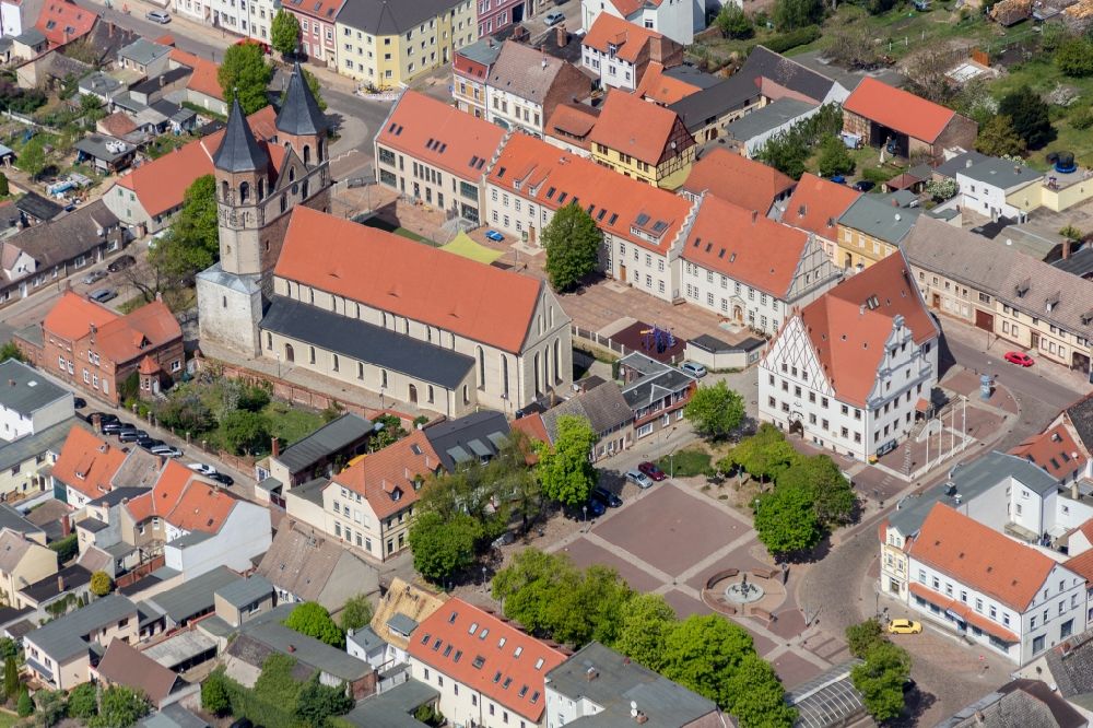 Aken aus der Vogelperspektive: Kirchengebäude der Nicolaikirche in Aken im Bundesland Sachsen-Anhalt, Deutschland