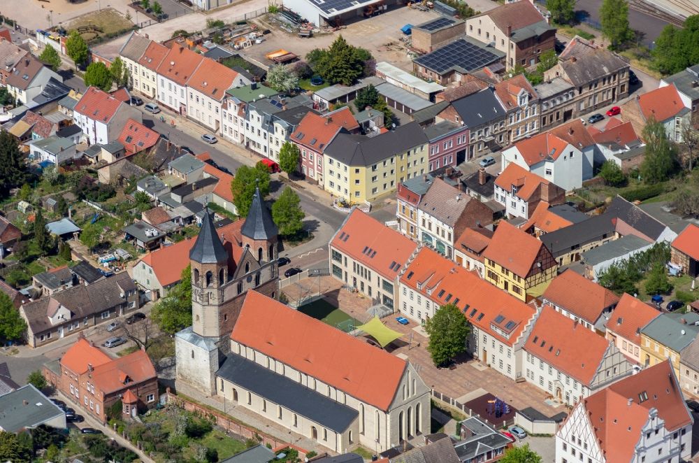 Luftbild Aken - Kirchengebäude der Nicolaikirche in Aken im Bundesland Sachsen-Anhalt, Deutschland