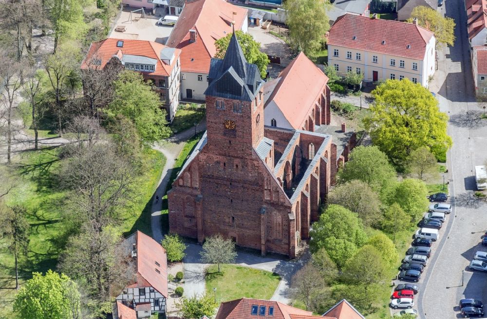 Luftaufnahme Gardelegen - Kirchengebäude der Nicolaikirche in Gardelegen im Bundesland Sachsen-Anhalt