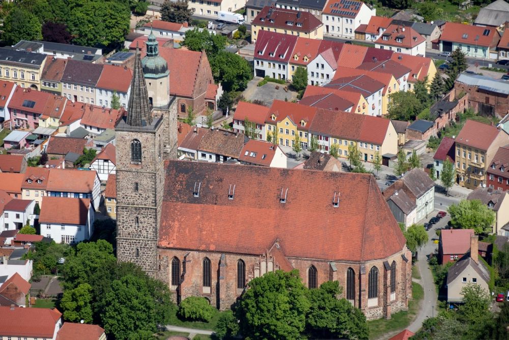 Luftaufnahme Jüterbog - Kirchengebäude St. Nikolai im Altstadt- Zentrum in Jüterbog im Bundesland Brandenburg, Deutschland