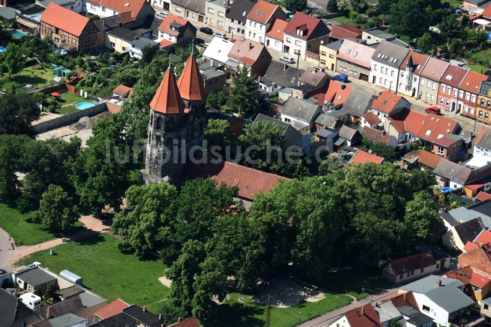 Luftbild Aken - Kirchengebäude der St. Nikolai Kirche in Aken im Bundesland Sachsen-Anhalt