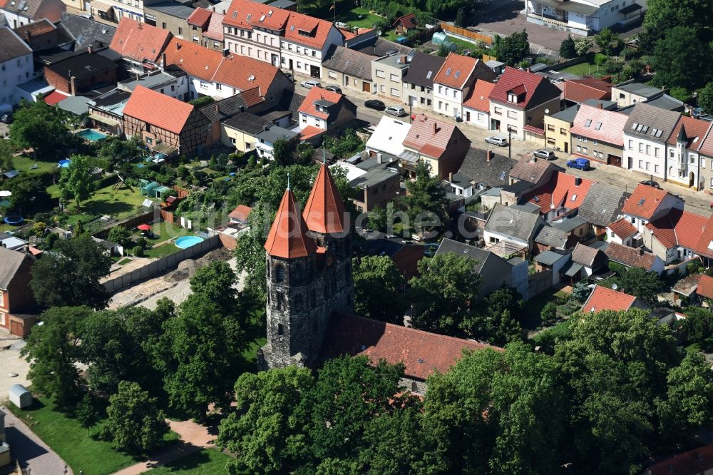 Luftaufnahme Aken - Kirchengebäude der St. Nikolai Kirche in Aken im Bundesland Sachsen-Anhalt