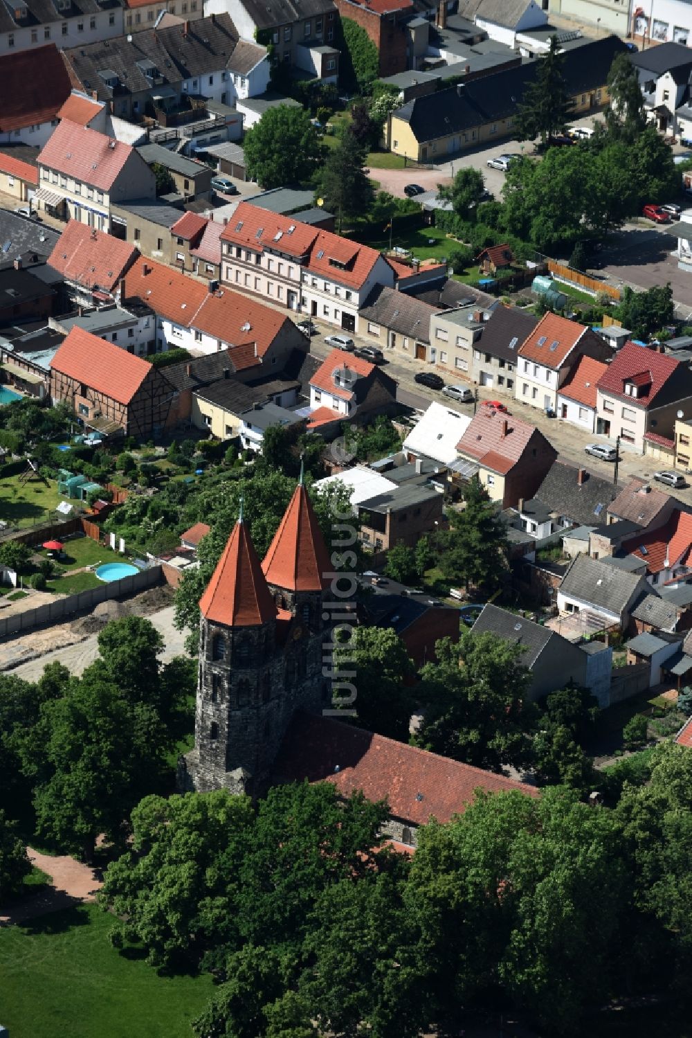Aken von oben - Kirchengebäude der St. Nikolai Kirche in Aken im Bundesland Sachsen-Anhalt