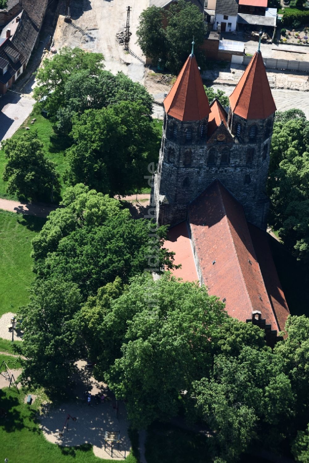 Aken aus der Vogelperspektive: Kirchengebäude der St. Nikolai Kirche in Aken im Bundesland Sachsen-Anhalt
