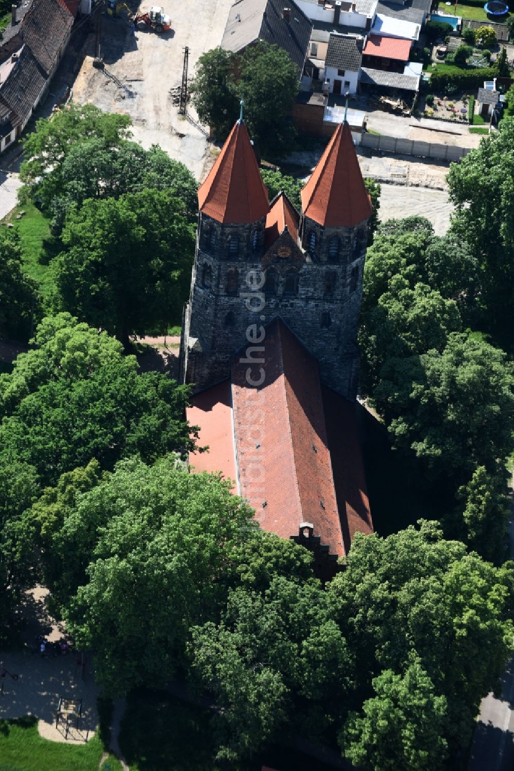 Luftaufnahme Aken - Kirchengebäude der St. Nikolai Kirche in Aken im Bundesland Sachsen-Anhalt