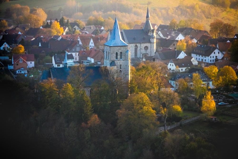 Luftbild Marsberg - Kirchengebäude der Nikolaikirche im Altstadt- Zentrum im Ortsteil Obermarsberg in Marsberg im Bundesland Nordrhein-Westfalen, Deutschland