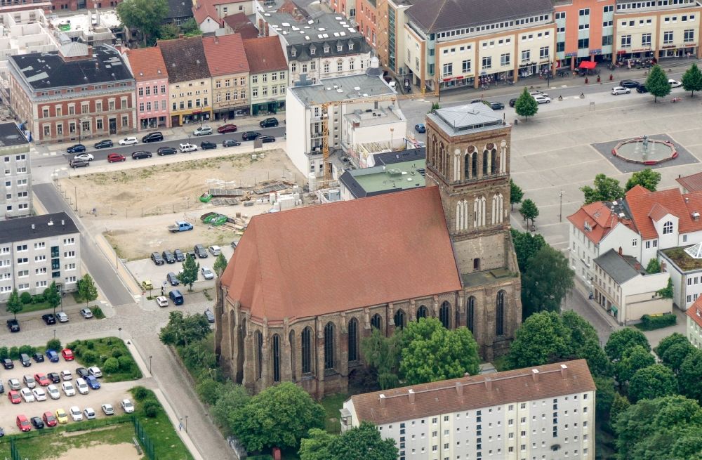 Anklam von oben - Kirchengebäude der Nikolaikirche in Anklam im Bundesland Mecklenburg-Vorpommern, Deutschland