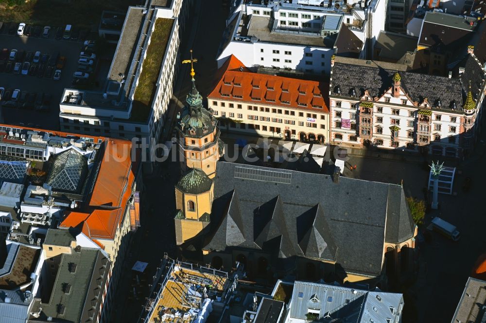 Leipzig von oben - Kirchengebäude Nikolaikirche am Nikolaikirchhof im Altstadt- Zentrum in Leipzig im Bundesland Sachsen