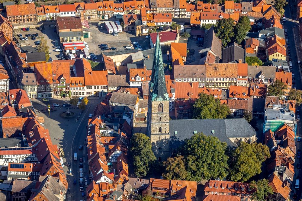 Quedlinburg aus der Vogelperspektive: Kirchengebäude der St. Nikolaikirche in Quedlinburg im Bundesland Sachsen-Anhalt, Deutschland