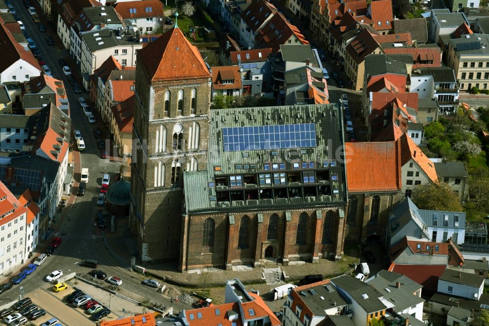 Luftbild Rostock - Kirchengebäude der Nikolaikirche mit Wohnungen, Balkonen und Solaranlage in Rostock im Bundesland Mecklenburg-Vorpommern, Deutschland