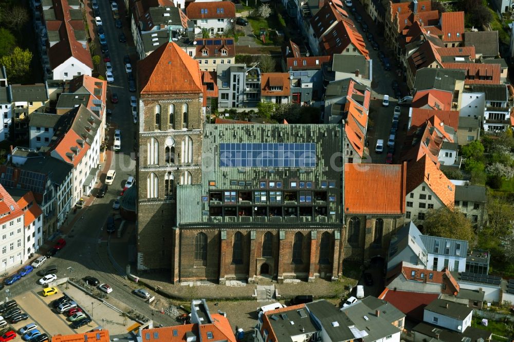 Luftaufnahme Rostock - Kirchengebäude der Nikolaikirche mit Wohnungen, Balkonen und Solaranlage in Rostock im Bundesland Mecklenburg-Vorpommern, Deutschland