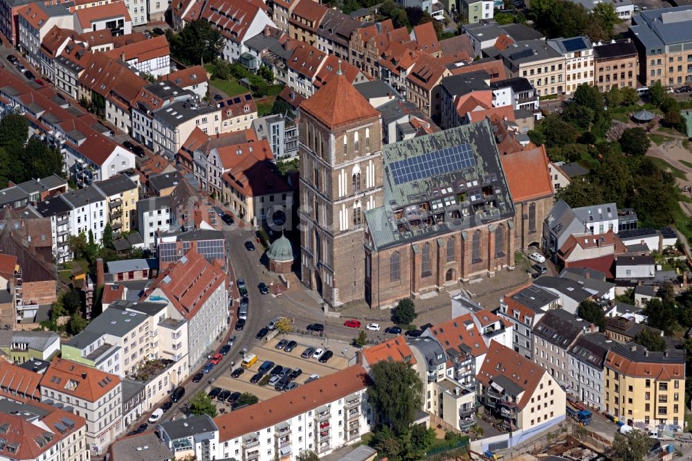 Luftbild Rostock - Kirchengebäude der Nikolaikirche mit Wohnungen, Balkonen und Solaranlage in Rostock im Bundesland Mecklenburg-Vorpommern, Deutschland