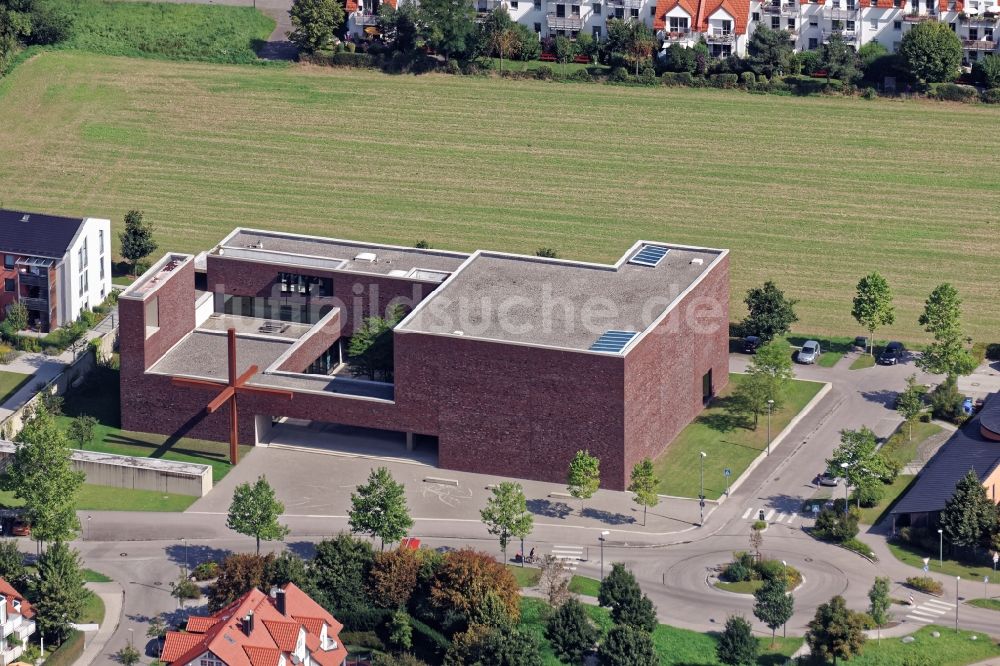 Luftaufnahme Neuried - Kirchengebäude St. Nikolaus und Kindergarten am Maxhofweg in Neuried im Bundesland Bayern
