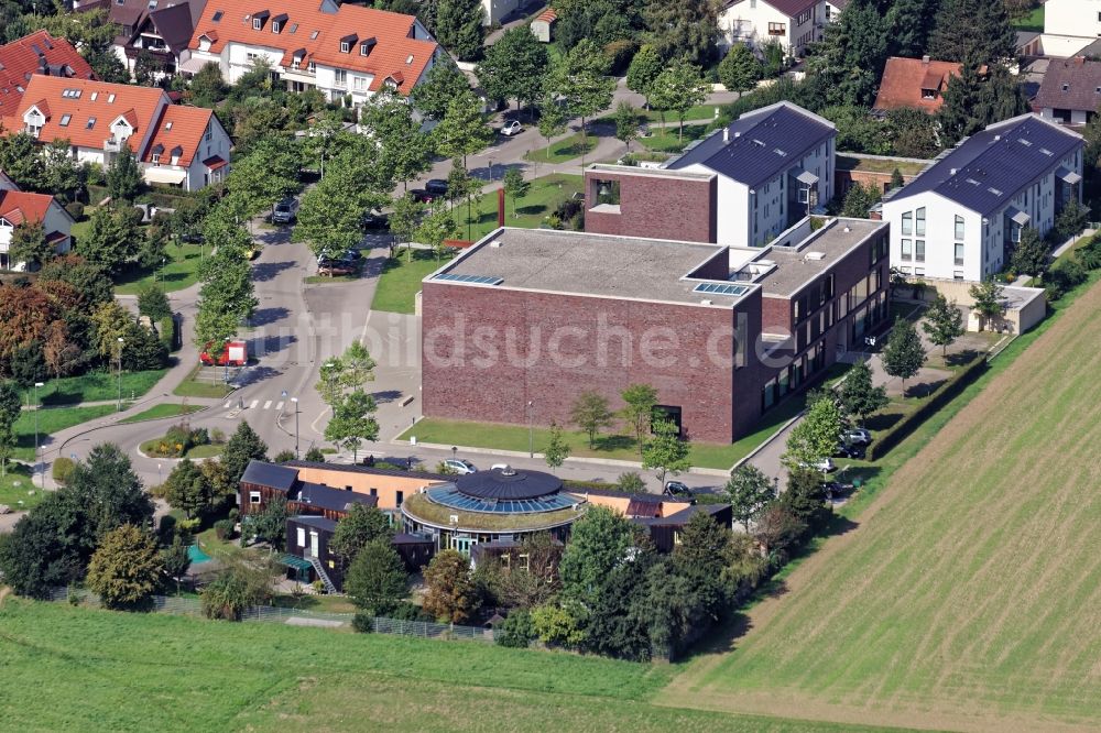 Neuried von oben - Kirchengebäude St. Nikolaus und Kindergarten am Maxhofweg in Neuried im Bundesland Bayern