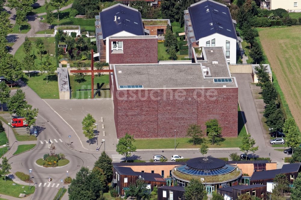 Neuried aus der Vogelperspektive: Kirchengebäude St. Nikolaus und Kindergarten am Maxhofweg in Neuried im Bundesland Bayern