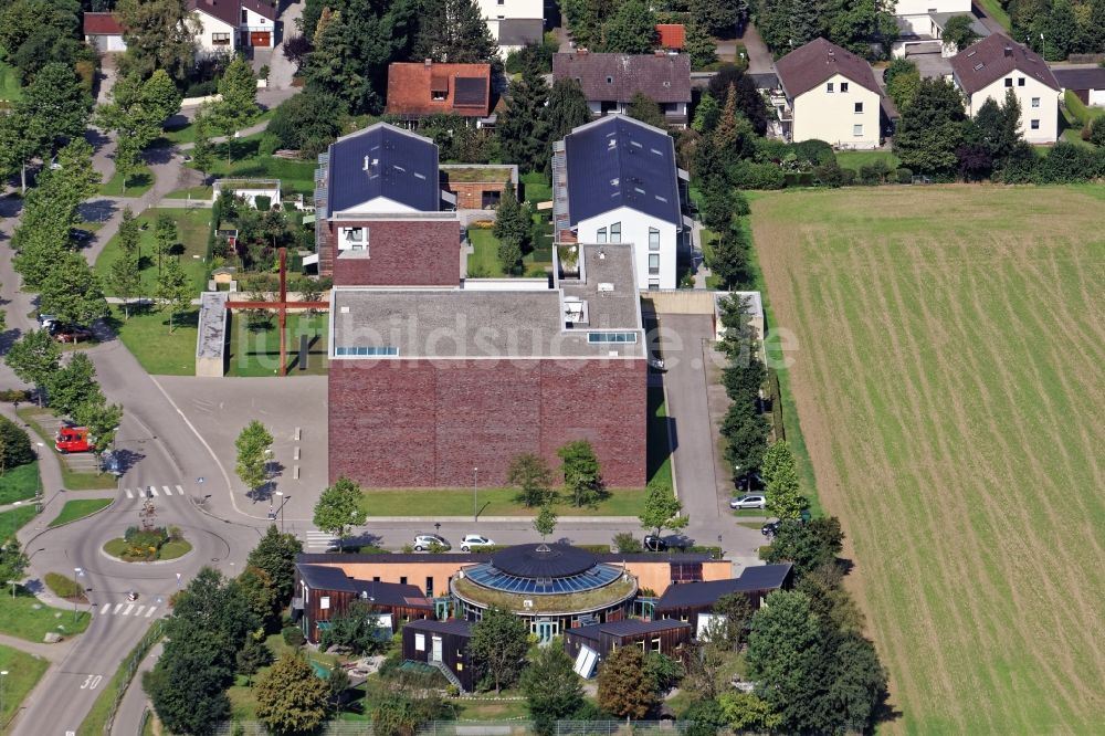 Luftbild Neuried - Kirchengebäude St. Nikolaus und Kindergarten am Maxhofweg in Neuried im Bundesland Bayern